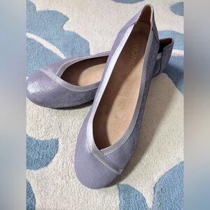 Vionic Women's Lavender Flats, size 10